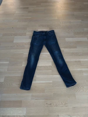 Mörkblå replay jeans - Snygga mörkblå jeans med klassisk femficksdesign och raka ben. Jeansen har en enkel look utan synliga loggor och är perfekta för en clean stil. Tillverkade i slitstarkt denimtyg som ger en skön känsla.