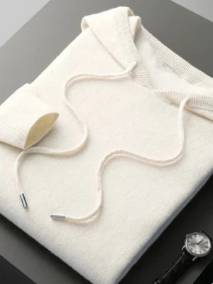 Vit stickad hoodie med dragsko - Snygg vit stickad hoodie med långa ärmar och huva. Storlek M men väldigt liten i passform, passar max S. Perfekt för en avslappnad och stilren look. Materialet känns mjukt och bekvämt mot huden och tröjan är helt oanvänd.