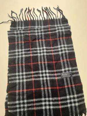 Burberrys scarf - Säljer denna feta burberrys scarf. Den är en gammal modell men har blivit väl omhändertagen. Perfekt för dendär extra touchen på outfiten. Skick 9/10