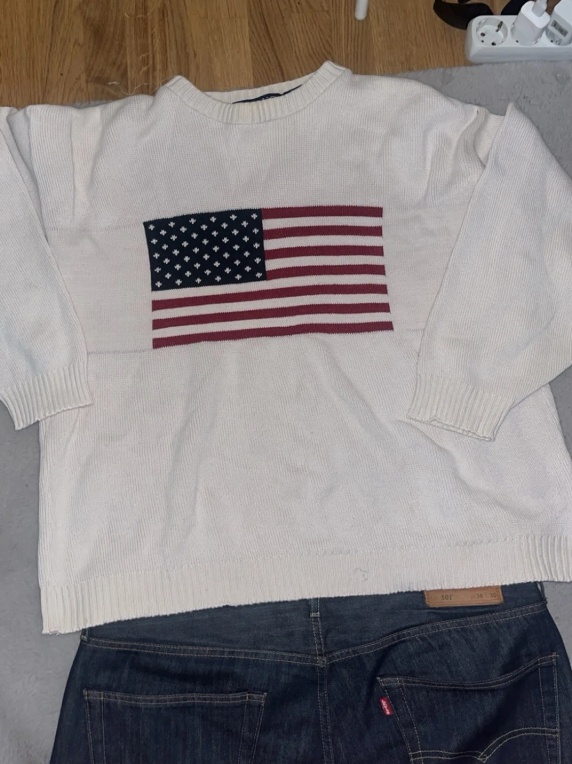 Vit stickad tröja med USA flagga