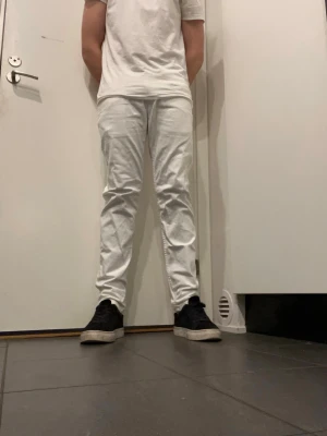 W29 L34  - Säljer ett par vita anbass jeans från Replay. Skick: 9/10. Storlek : w29 L34. Perfekta för dig som vill sticka ut med stilrena vita jeans. Hör av dig vid funderingar