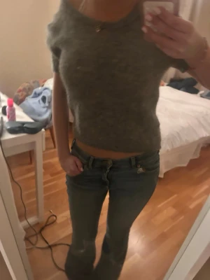 Grå croppad stickad topp - Säljer denna super sköna gråa stickade T-shirten, den är aldrig använd och från Lindex. Storlek s!