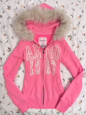 vintage pink aero fur trim zip up hoodie - magisk 2000s aero tröja från usa varm och mjuk original design 🪽nyskick och oanvänd 💕passar S -XS 