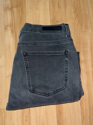 Replay jeans - Mark gråa Replay jeans. Midja 38cm, längd 98cm. Obs längd storleken saknas men jag uppskattar till L30 men utgå efter måtten. JAG SKICKAR EJ FLER BILDER NÄR JAG BÄR JEANSEN! för bättre inblick i passformen rekommenderar jag att googla på modellnamnet. För storleksguide kolla måtten noggrant då jeansen alltid kan vara uppsydda heller krympta och jag ej tar emot returer :) s6,2