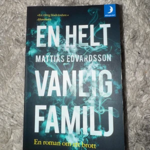 En helt vanlig familj pocket - En spännande pocketbok, 'En helt vanlig familj' av Mattias Edvardsson. Omslaget är svart med turkosa och vita detaljer samt stora vita bokstäver. Boken handlar om en familj och ett brott, och är utgiven av Månpocket.
