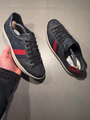 Gucci Skor - ‼️VI TAR INGA BYTEN‼️ Gucci ”Ace” Sneakers | Skick: 8,5/10 | Storlek UK 6 motsvarar 40-41 EU  | Tillkommer kort vid köp! | Frakt sker inom 24 timmar efter köp 📦💨 | Hör av dig vid minsta fråga eller fundering 💭