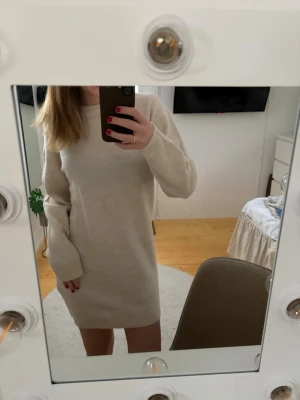 Beige stickad klänning - Supersöt stickad klänning som bara använts en gång! Stl 158-164 men passar mig som bär xs/s