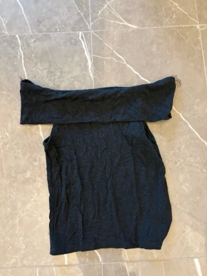 Mörk grå off shoulder topp - Mörk grå off shoulder topp. Perfekt till festliga tillfällen men även till vardags.