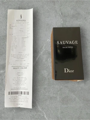 Dior sauvage - Dior Sauvage Eau de Toilette 100 ml – Oöppnad, Ny i Förpackning  Säljer en helt ny och oöppnad Dior Sauvage 100 ml. Originalförpackning med plast kvar runt kartongen. Kvitto finns.  En populär och tidlös herrdoft med fräscha och maskulina toner – perfekt både till vardag och fest.  Detaljer: 	•	Volym: 100 ml 	•	Skick: Ny, oöppnad 	•	Förpackning: Original, plastförseglad 	•	Kvitto: Ja  Perfekt som present eller till dig själv. Hör av dig vid intresse!