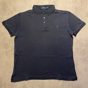 Mörkblå Polo Ralph Lauren pike  - Jag Säljer en fet pike från Polo Ralph Lauren| skicket på tröjan är bra 8/10 | storlek m | ny pris 2000: mitt pris är 349 | skriv vid frågor och funderingar       