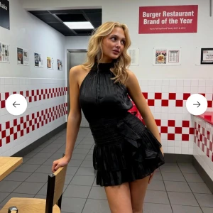 Svart halterneck mini dress  - Oöppnad från förpackning och aldrig använd med prislapp kvar. Säljs eftersom den inte kom i tid❤️ Slutsåld från hemsidan