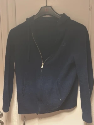 Bvaldi hoodie - Säljer nu min hoodienfrån bvaldi! Nypris ligger runt 1200 men efter som högerfickan har släppt så är min mycket billigare! Hör gärna av dig om du har fårgor! 