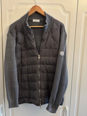 Grå Moncler Cardigan - Snygg grå Cardigan från Monclear 🧥                               Storlek📐: L, hör av er vid mått                                Skick✅: Endast testad på                                                       Färg🎨: Svart och Grå                                                       Hör av dig om du har några frågor ⁉️