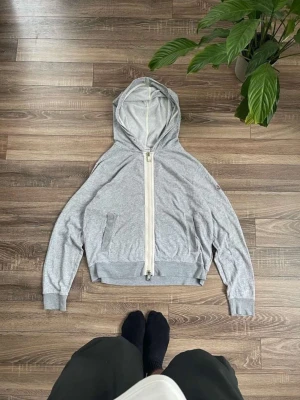 Moncler kofta - Vintage Moncler kofta i grått 🤍 Superfin vintage-kofta från Moncler i en klassisk grå med en mysig känsla 🌸 Koftan är både stilren och exklusiv, perfekt att slänga över en outfit för en chic men avslappnad look. Lätt att matcha med allt från jeans till kjol – ett tidlöst plagg för dig som älskar mode med en söt touch 💫🩶. Taggad XL men passar M/L