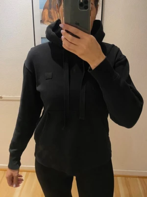 Svart Acne studios hoodie  - Svart acne hoodie sitter bra på mig som har xs