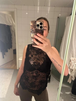 Snygg spets topp  - Säljer en snygg spets topp med liten krage och en dragkedja i nacken från H&M. 💞