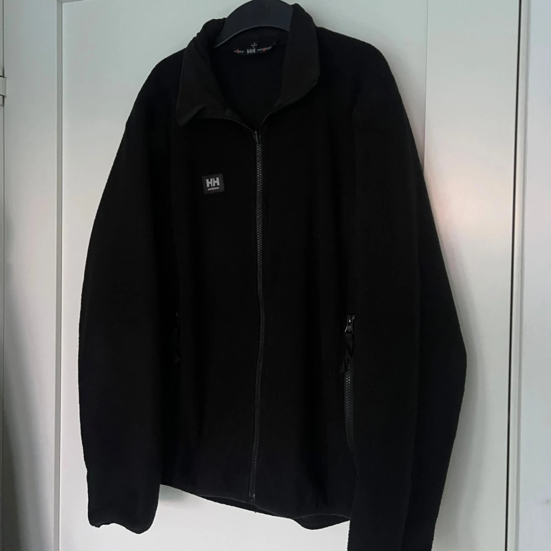 Svart fleecekofta från Helly Hansen