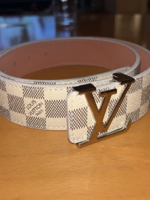 Bälte från känt märke - Snyggt, aldrig använt och helt nytt. Insidan är av läder. Perfekt om du vill lyfta dina outfits. Tar även gärna byte för ett bälte i 110 cm som ser liknande ut.
