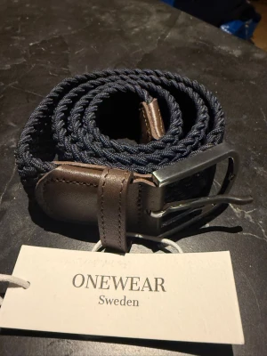 Mörk blått flätat bälte från one wear  - 100cm Helt nytt aldrig används 