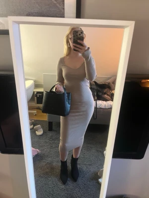 Klänning - Säljer en superfin ribbstickad klänning från Gina Tricot i storlek XS 🤍 Den är mjuk, skön och sitter verkligen jättefint på kroppen!  Perfekt som den är till en myskväll hemma, men går också enkelt att klä upp med smycken, väska och klackar för en mer “uppklädd” look ✨  ✅ Storlek: XS ✅ Märke: Gina Tricot ✅ Färg: beige (neutral och lätt att matcha) ✅ Skick: jättefint (inga fläckar eller hål)  Säljes pga kommer inte till användning längre. Hör av dig vid frågor eller om du vill ha fler bilder! 🌸