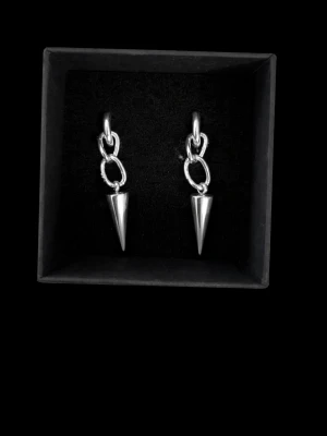 Silver örhängen  - GRATIS GÅVA MED VARJE ORDER! Stilren silverfärgad örhängen i modern design, perfekt som vardagssmycke eller att klä upp en outfit. Tillverkad i slitstark mässing-stål som ej rostar och är bekväm att bära hela dagen. Gratis gåva på köpet, snabb leverans, jag svarar alltid snabbt och skickar direkt. Perfekt present till dig själv eller någon du tycker om 💖 ✨💎📦💬