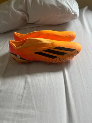 Adidas orange fotbollsskor - Säljer ett par grymma fotbollsskor från Adidas i en riktigt snygg orange färg med svarta detaljer. Sprillans nya storlek 42 2/3. box medkommer