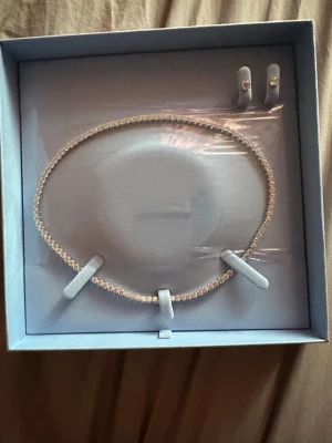 Oanvänd Swarovski tennis halsband  - Kommer i original ask med den klassiska svanloggan. Matrix Tennis Set Rundslipad, Vit, Rodiumpläterad. 100% äkta. Oanvänd plastet är kvar alltså inte ens provad. 