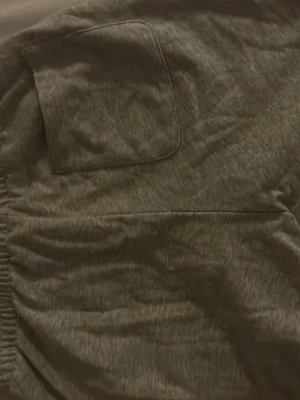 Grå mjukisshorts med snörning - Mysiga grå mjukisshorts med elastisk midja och vit snörning framtill. Perfekta hemma eller på sommaren, bara att be om fler bilder eller om du har frågor! 