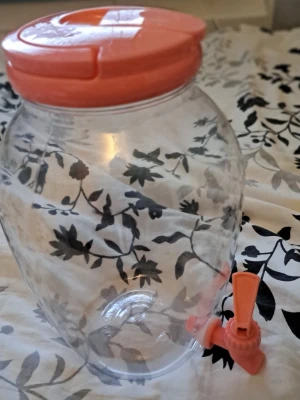 Dryckesdispenser/Dryckesbehållare i plast med tappkran - Säljer en praktisk dryckesdispenser i plast med tappkran. Passar perfekt för saft, lemonad eller andra kalla drycker vid kalas, fest, barnkalas eller sommarbruk. Är gjord av plast.   Behållaren är hel och i fint begagnat skick. Lock och tappkran medföljer och fungerar som de ska.  Material: plast  Skickas via posten & köpare står för frakten.  Vid övriga frågor skicka gärna meddelande. Titta gärna på mina andra annonser!