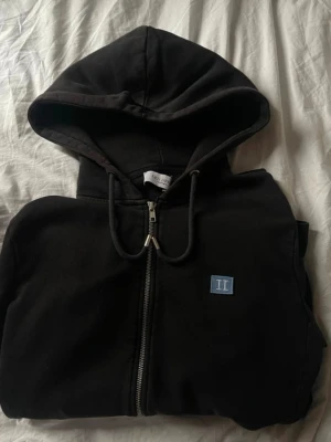 ***Svart hoodie från Les Deux*** - Svart hoodie från Les Deux med dragkedja.