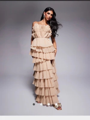 !SÖKER!Beige volangklänning i lång modell - !!!SÖKER!!!ASOS LUXE pleated organza bandeau maxi dress with side split in stone. I storlek xxs-m