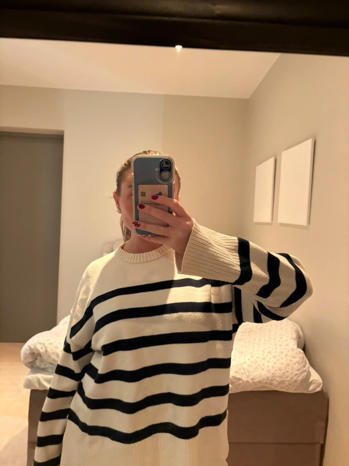 Randig stickad tröja i offwhite och marinblå - 2