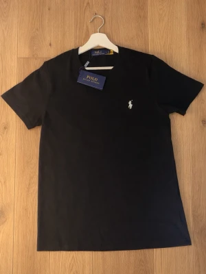 Polo ralp Lauren T-shirt svart - Ny, med tagg och qr kod. Storlek S
