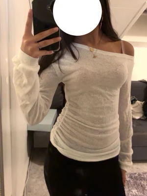 Vit offshoulder långärmad topp - säljer min vita offshoulder topp i storlek XS passar även S, säljer pga rensning och att den aldrig används.
