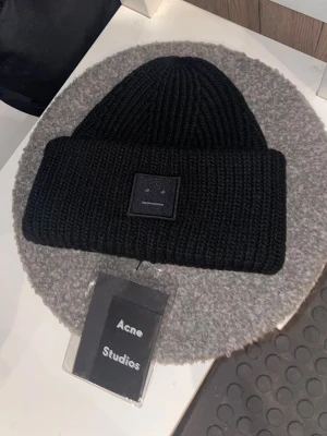 acne mössa - jättefin mysig och populär. Skickar snabbt🙂