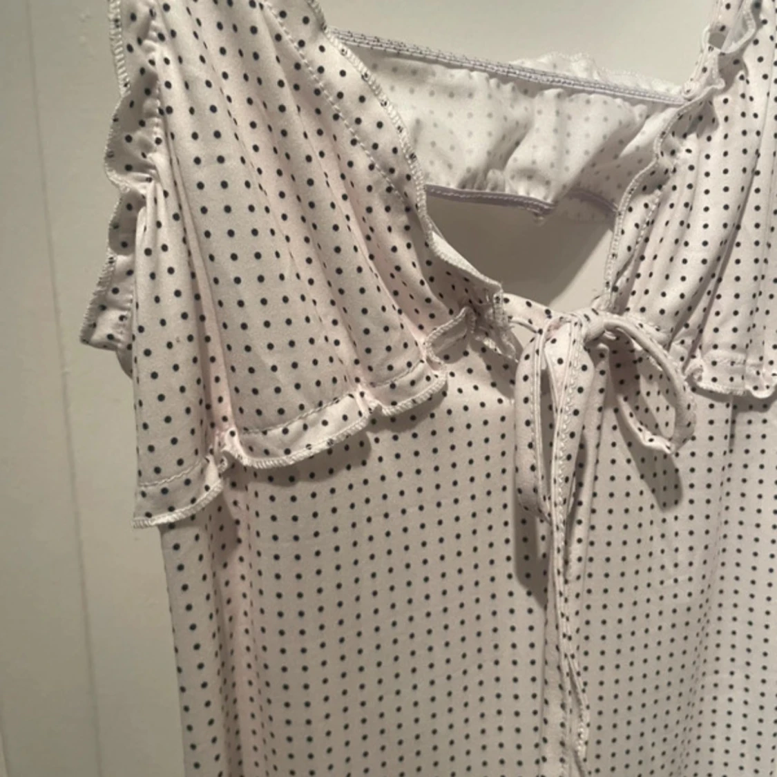 Vit prickig klänning - 1