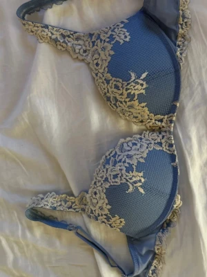 Intimissmi bh - Säljer nu min fina Intimissmi bh, den är andvänd men ser fortfarande ut som ny! Den är i en super fin blå färg som inte säljs mer på deras hemsida!