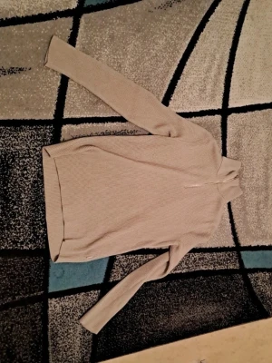 Beige stickad half zip från Jack & Jones - Jag säljer en tröja i storlek M som är i mycket bra skick. Den är väl omhändertagen och ser nästan ny ut. Perfekt för dig som vill ha en bekväm och snygg tröja till ett bra pris.  Priset är 170 kr, vilket jag tycker är ett bra pris med tanke på skicket. Jag är öppen för snabba affärer!  Tveka inte att höra av dig om du är intresserad eller har några frågor. Först till kvarn gäller!
