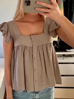 Grå blus med volangärmar och knappar Zara  - Supersöt grå blus med volangärmar och knappar framtill. Så fin och eftertraktad! Inga defekter alls! Passar till allt