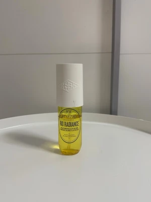 Rio Radiance Perfume Mist - Fräsch och tropisk body mist från Sol de Janeiro. Rio Radiance har inslag av solar tuberose och kokosmjölk. Perfekt för dig som vill ha en lätt och somrig doft i vardagen. Smidig sprayflaska som är enkel att ta med.