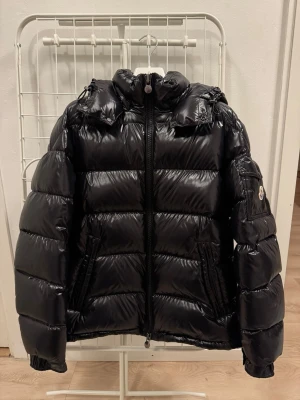Äkta Moncler Maya storlek 3  - Säljer min Moncler Maya storlek 3. Köpt från Monclers hemsida i februari 2025, använd ungefär 5 gånger, är i absolut nyskick. Travelbag, lådan jackan kommer i och alla extra småsaker som extra knappar osv följer med. Det märks inte att jackan är använd. Mer bilder/bild på kvitto kan skickas i PM. 