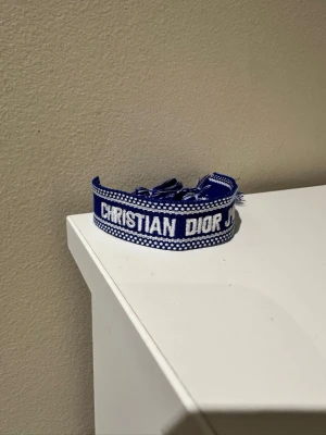 Christian Dior armband  - Säljer nu mitt blåa Dior armband. Jätte fint aldrig använd jag fick precis hem det och tyckte inte om det, därav det säljs. Skriv till mig vid intresse mvh Melwin🙌😃