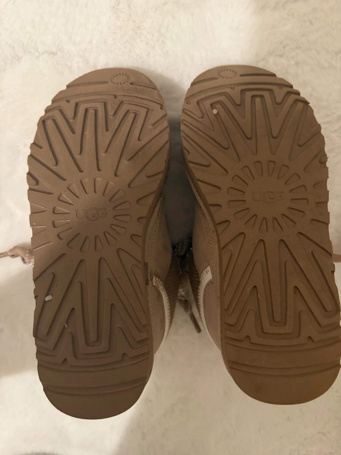 Beige sneakers från UGG med ullfoder - 2