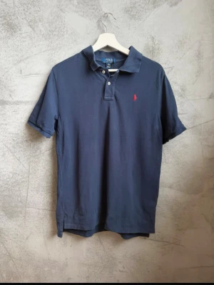 Blå pikétröja från Ralph Lauren - 16år/176cm.  Skriv och förhandla!