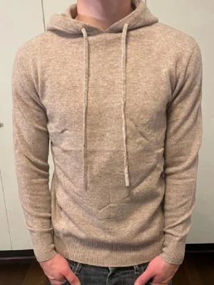 Kashmir hoodie - Snygg beige Kashmir hoodie i storlek xs. Inte mycket använd 