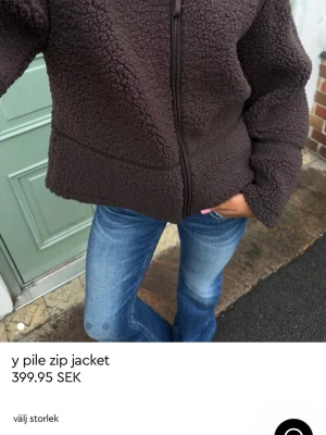 Mörkbrun teddyjacka med dragkedja - Säljer helt slutsåld teddy jacka. Inte använd mer än nån gång❣️Mysig mörkbrun teddyjacka med hög krage och hel dragkedja framtill. Jackan har en loose passform och är tillverkad i mjukt, fluffigt teddy-material som håller dig varm under kyliga dagar. Perfekt för dig som vill ha en enkel men trendig look.