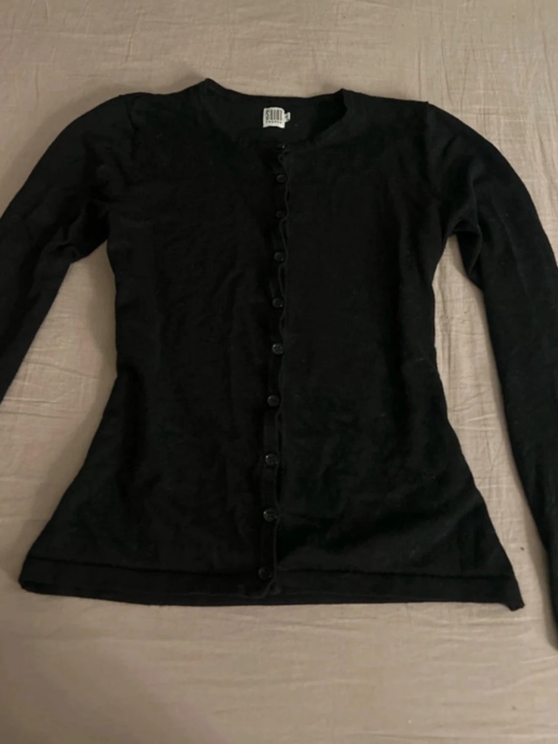 Svart kofta med knappar