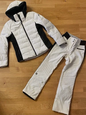 Skidset - Ett sååå snyggt och varmt, vitt skidset med en svart linje-design längst sidan som jag matchat ihop, jackan är från ”Everest” och byxorna ”8848”. Byxorna är i st 38 och jackan 40 men tycker den är liten för sin storlek, så skulle säga att båda är i M🤍sparsamt använd men några smutsfläckar finns, säljer då jag inte åker så mycket längre🤗 