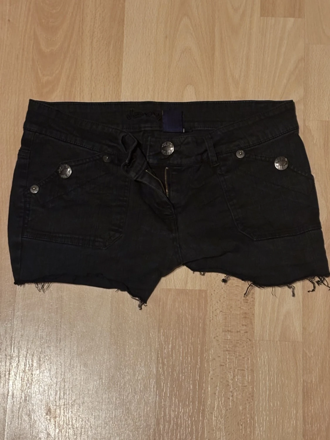 Svarta jeansshorts med rå kant