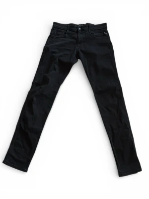 Replay anbass  - Säljer ett par snygga anbass som passar för alla tillfällen! Jätte sköna o snygga.   Skick: 9/10  Storlek: w32 L34 Färg: svart   Skriv vid minsta lilla fundering 🤩